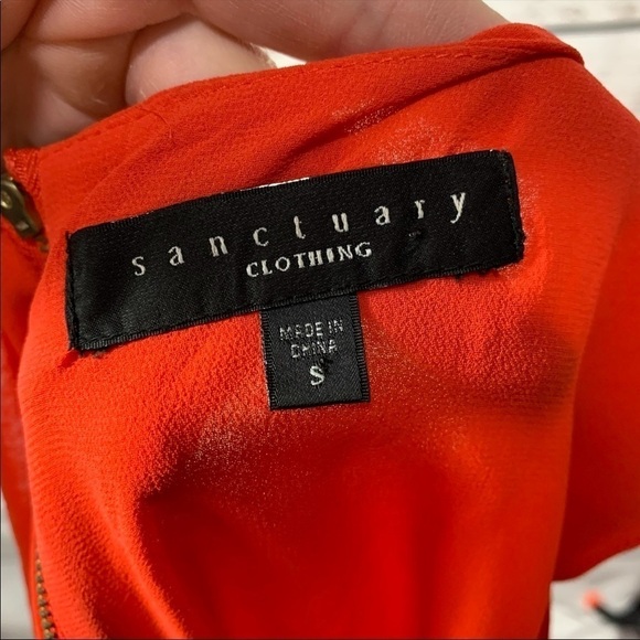 Sanctuary Keyhole Penguin Tail Zippered Sleeveless Top - Picture 6 of 7